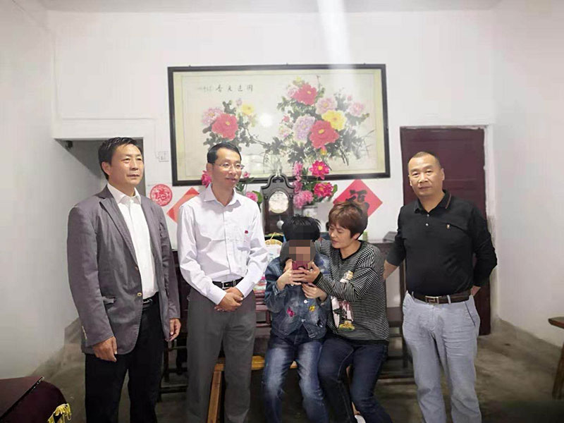 主題教育正當時 志愿服務(wù)暖民心——區(qū)城建投公司黨支部開展志愿服務(wù)、點亮“微心愿”黨日活動