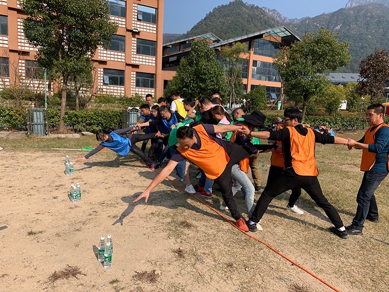 不忘初心、繼續(xù)前行、同心同行、勇攀高峰——屯溪城建投公司開展“不忘初心、牢記使命”主題教育素質(zhì)拓展訓(xùn)練