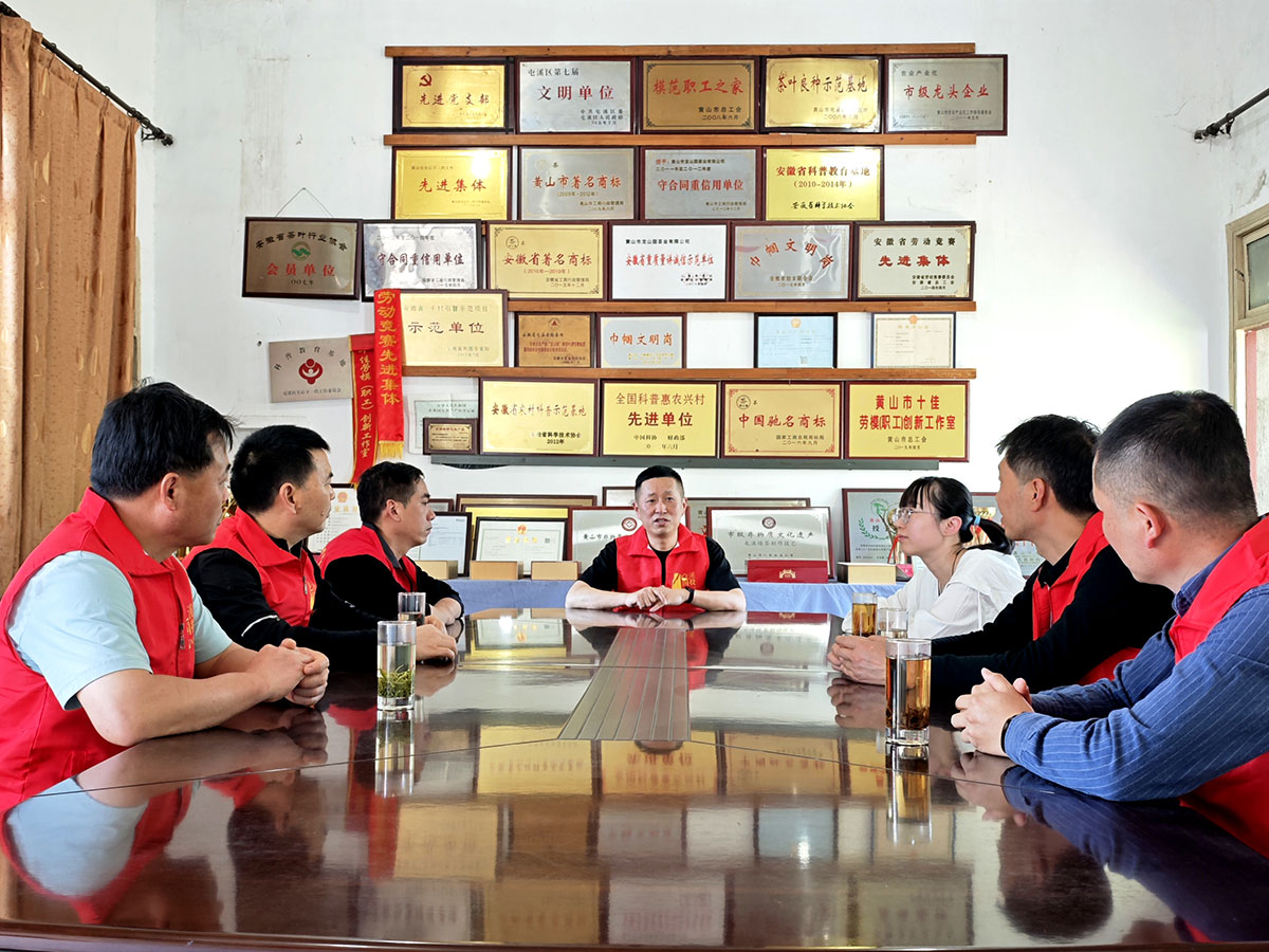 昱城產(chǎn)投公司黨支部開展“茶香潤(rùn)初心，黨旗映茶園”主題黨日活動(dòng)