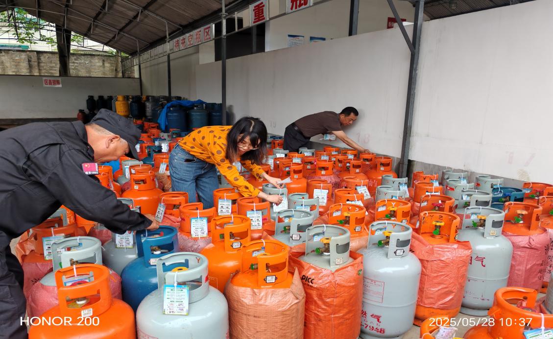 隨瓶攜帶明白卡  燃氣安全進萬家