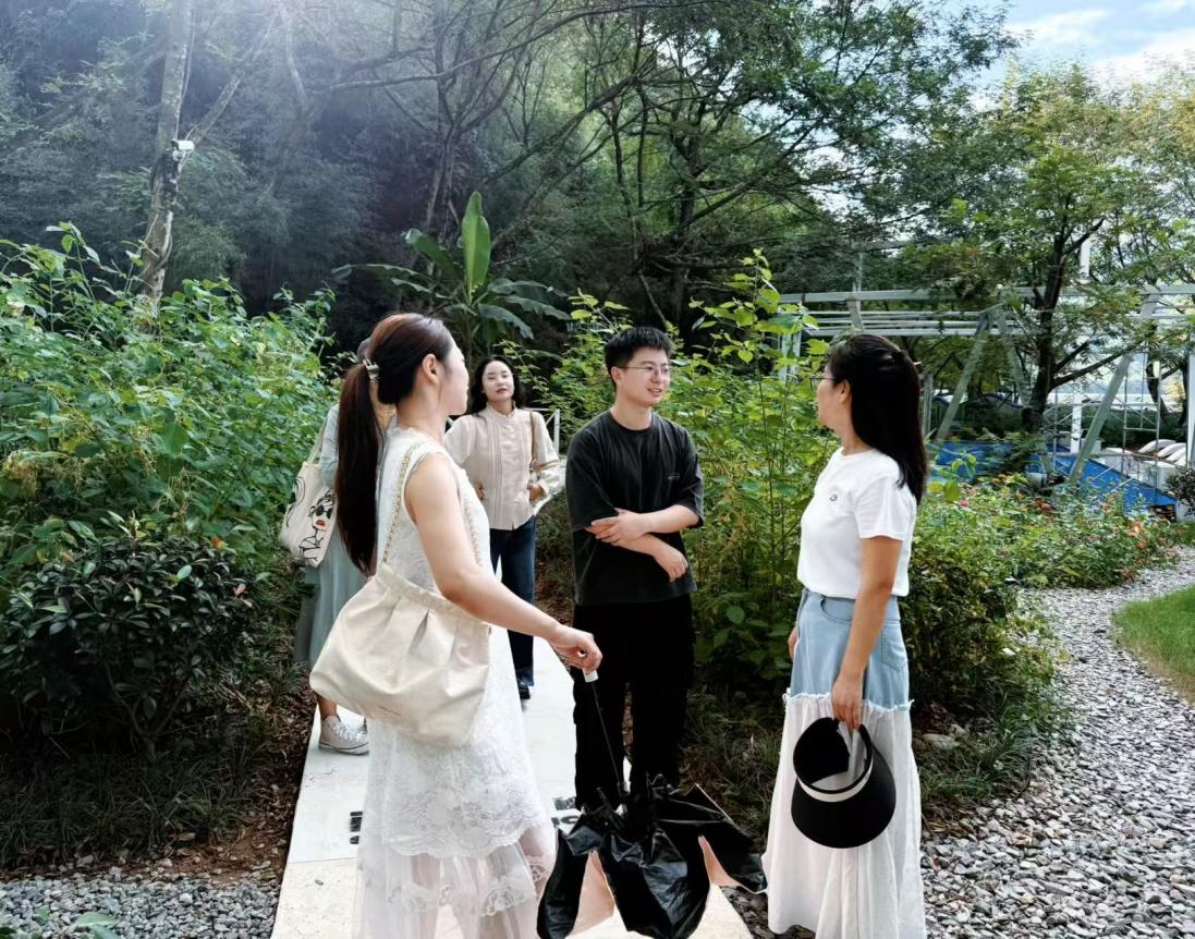 實(shí)地研學(xué)促提升 謀劃發(fā)展啟新程—昱城文旅公司黨支部開展“循‘雙村’賦能跡，謀文旅發(fā)展篇”主題黨日活動(dòng)