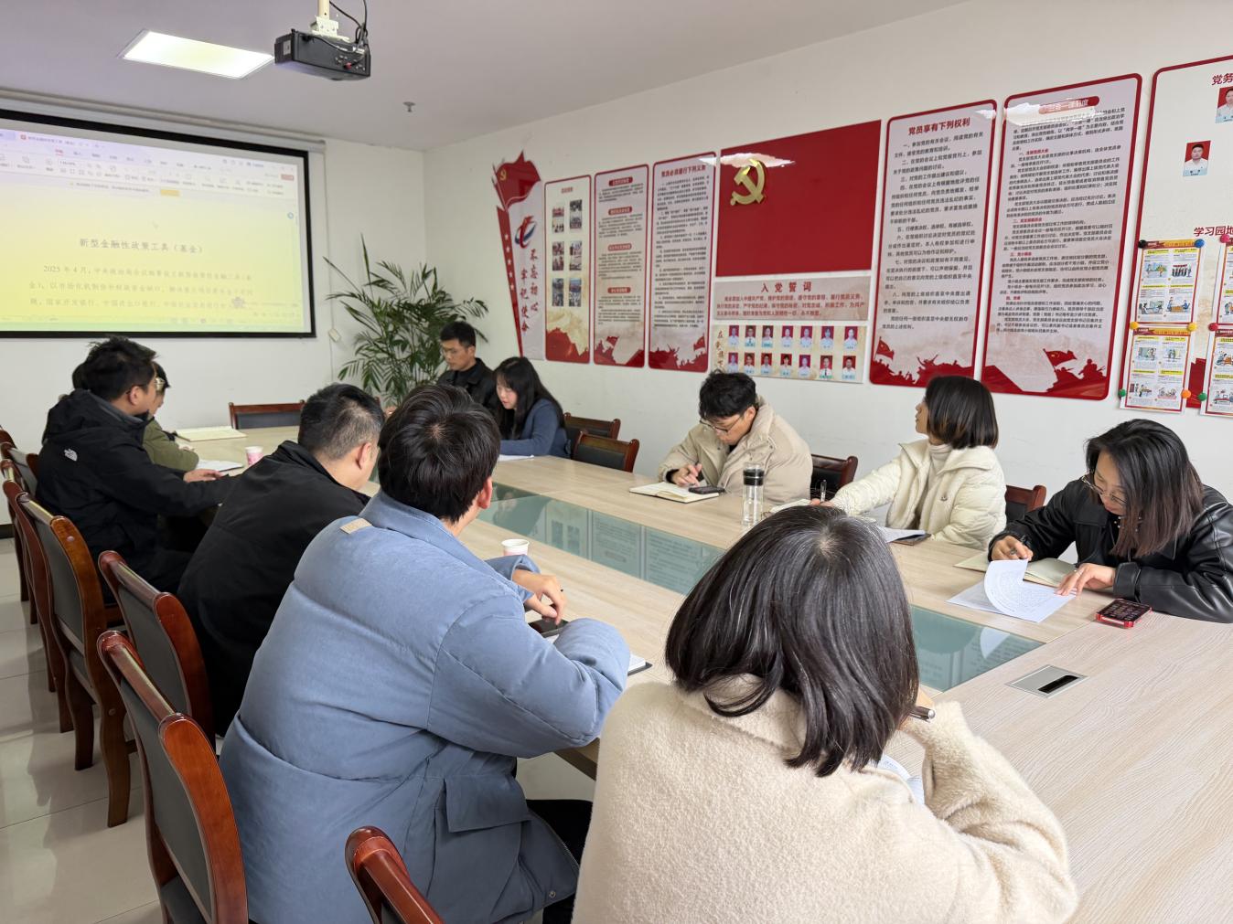 屯溪區(qū)國投集團開展新型政策性金融工具申報專題學(xué)習(xí)會