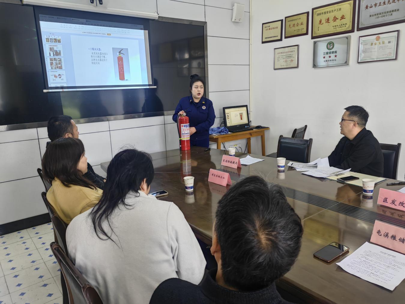 屯溪區(qū)糧儲公司：積極參加消防逃生專項演練，共筑春季火災防線